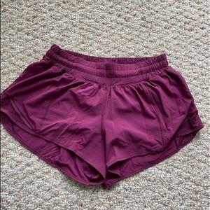 Size 6 Lululemon Hotty hot shorts 2.5”